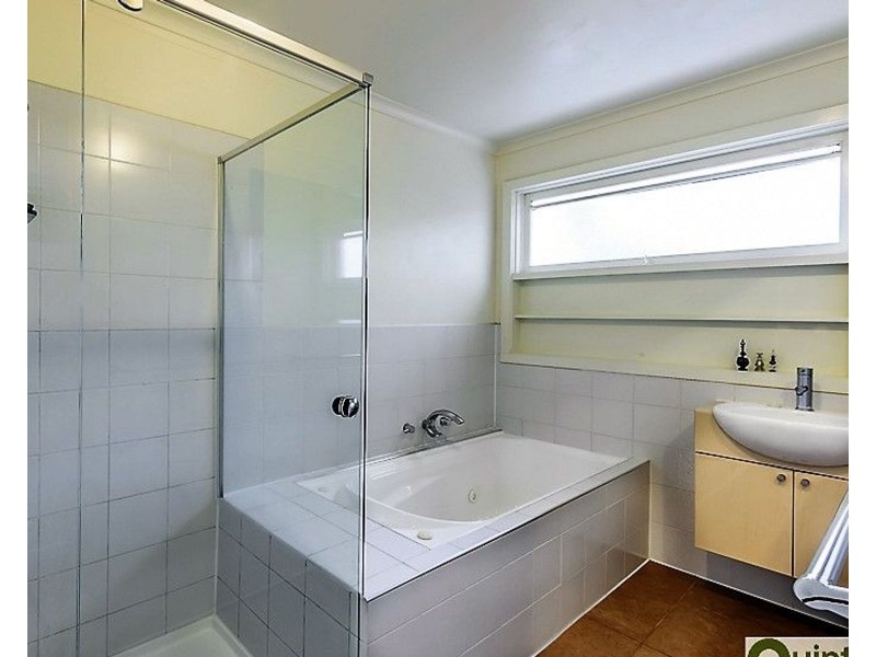 4/3 Crewe Road, Hughesdale VIC 3166