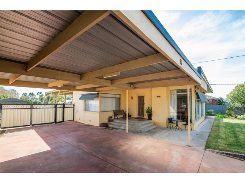 22 BALMORAL STREET, Kialla VIC 3631
