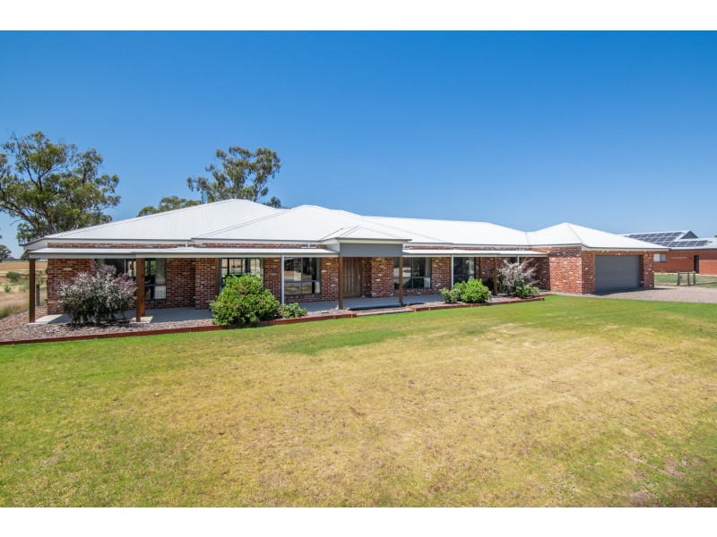 8 PARKLAND DRIVE, Tallygaroopna VIC 3634