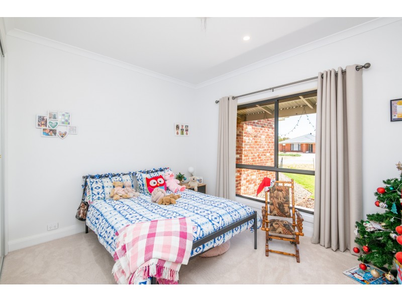 8 PARKLAND DRIVE, Tallygaroopna VIC 3634