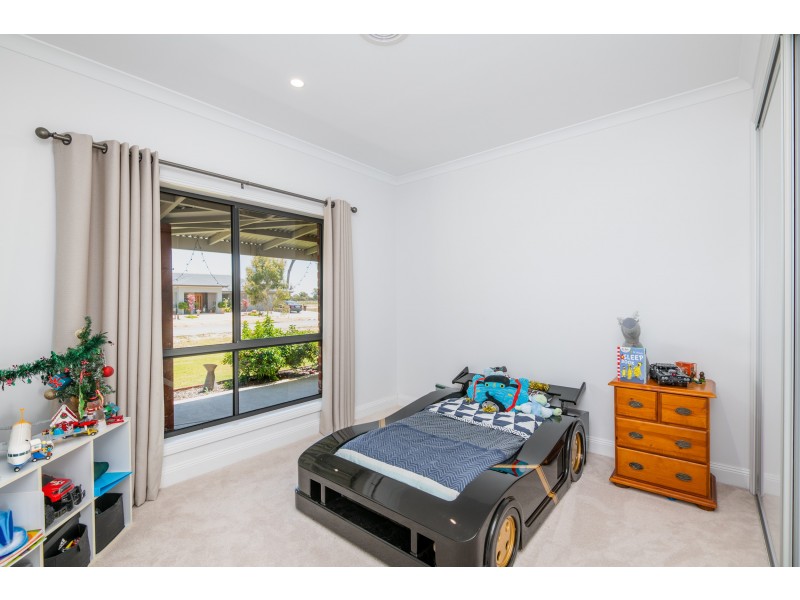8 PARKLAND DRIVE, Tallygaroopna VIC 3634