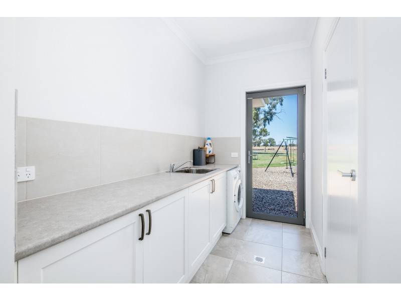 8 PARKLAND DRIVE, Tallygaroopna VIC 3634