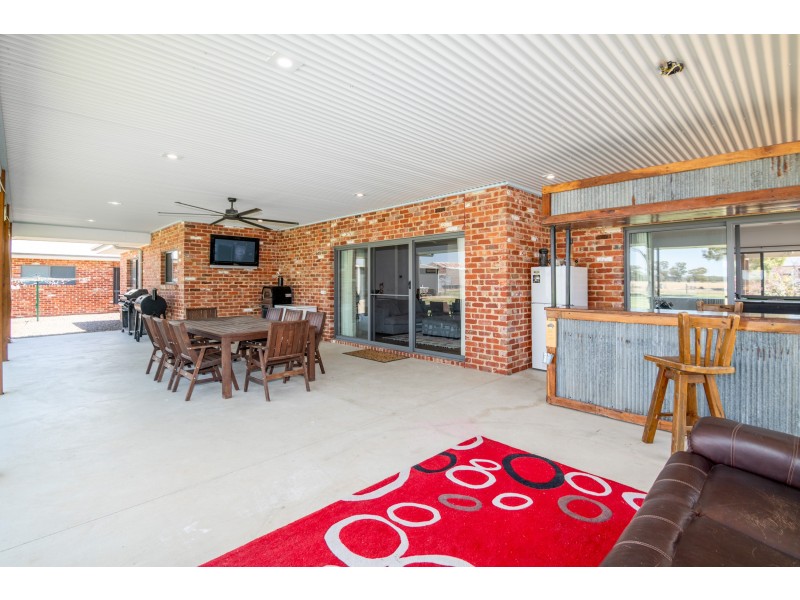8 PARKLAND DRIVE, Tallygaroopna VIC 3634