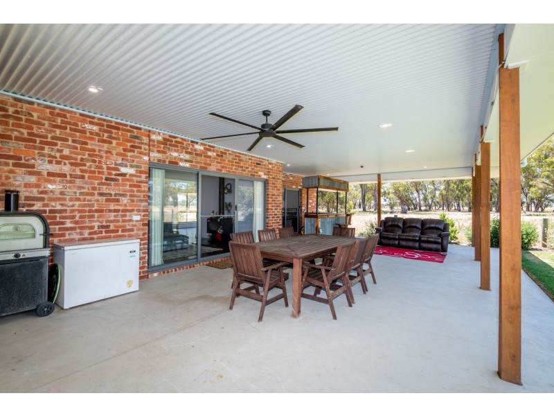 8 PARKLAND DRIVE, Tallygaroopna VIC 3634