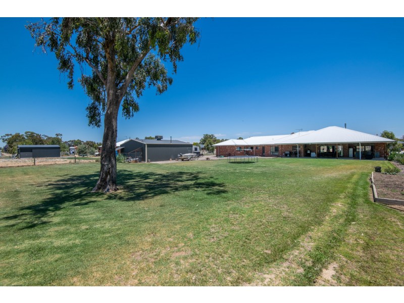 8 PARKLAND DRIVE, Tallygaroopna VIC 3634
