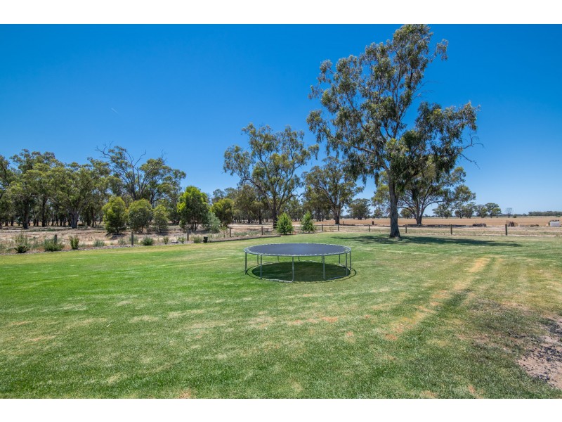 8 PARKLAND DRIVE, Tallygaroopna VIC 3634