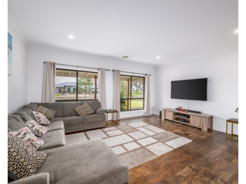 8 PARKLAND DRIVE, Tallygaroopna VIC 3634