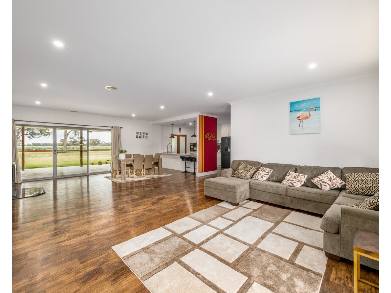 8 PARKLAND DRIVE, Tallygaroopna VIC 3634