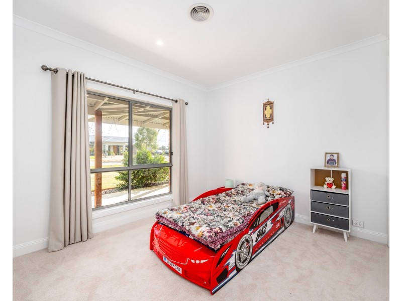 8 PARKLAND DRIVE, Tallygaroopna VIC 3634