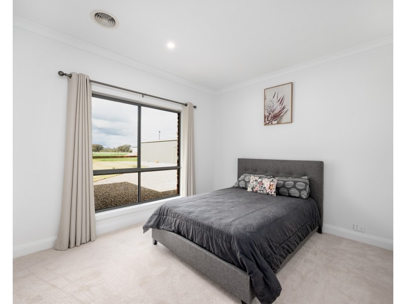 8 PARKLAND DRIVE, Tallygaroopna VIC 3634