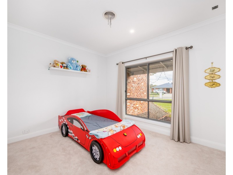 8 PARKLAND DRIVE, Tallygaroopna VIC 3634