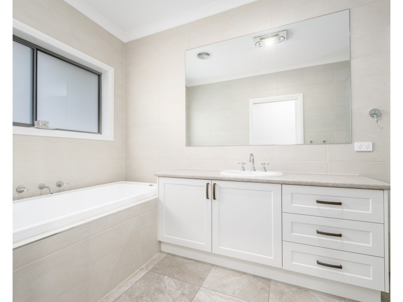 8 PARKLAND DRIVE, Tallygaroopna VIC 3634