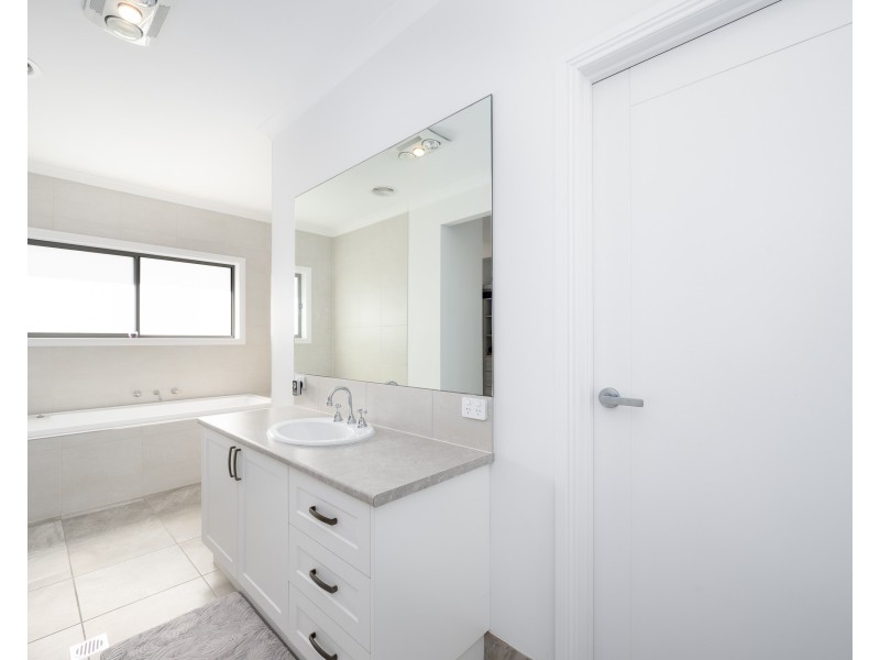 8 PARKLAND DRIVE, Tallygaroopna VIC 3634