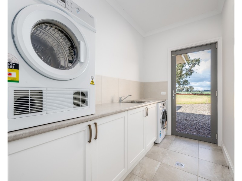 8 PARKLAND DRIVE, Tallygaroopna VIC 3634