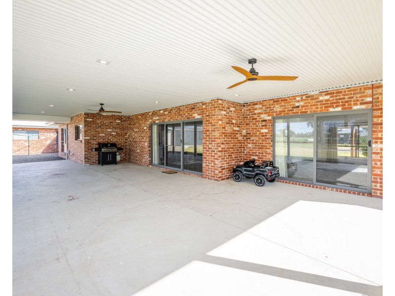 8 PARKLAND DRIVE, Tallygaroopna VIC 3634