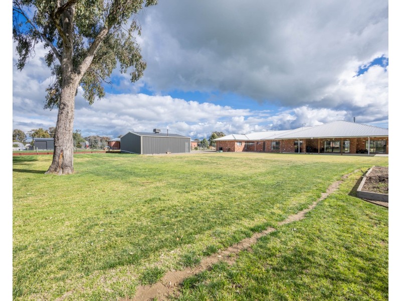 8 PARKLAND DRIVE, Tallygaroopna VIC 3634