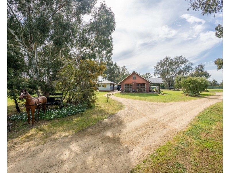 6 Cemetery Road, Cobram East VIC 3644