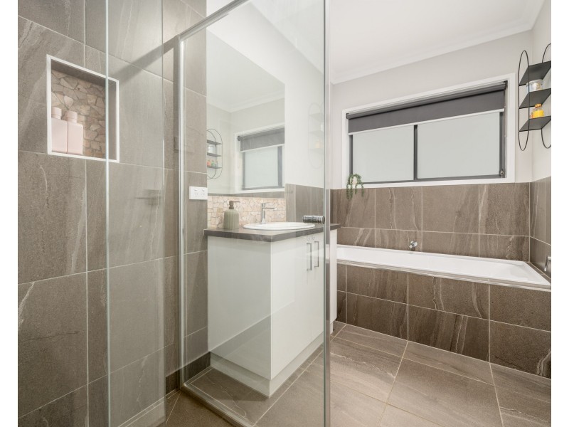 6 PERTOBE DRIVE, Kialla VIC 3631