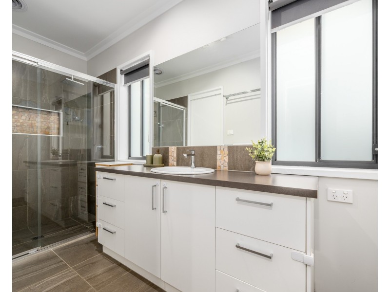 6 PERTOBE DRIVE, Kialla VIC 3631