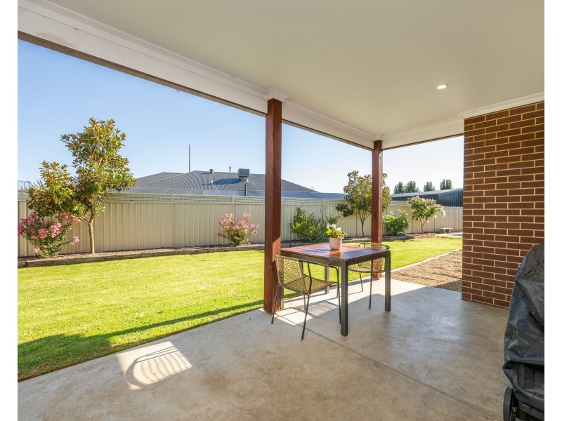 6 PERTOBE DRIVE, Kialla VIC 3631