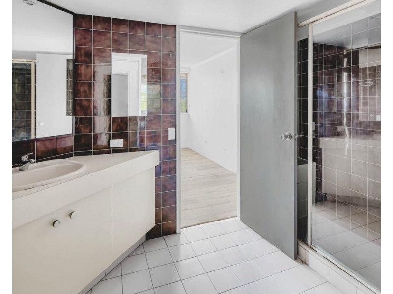 5c/10 Marine Parade, Southport QLD 4215