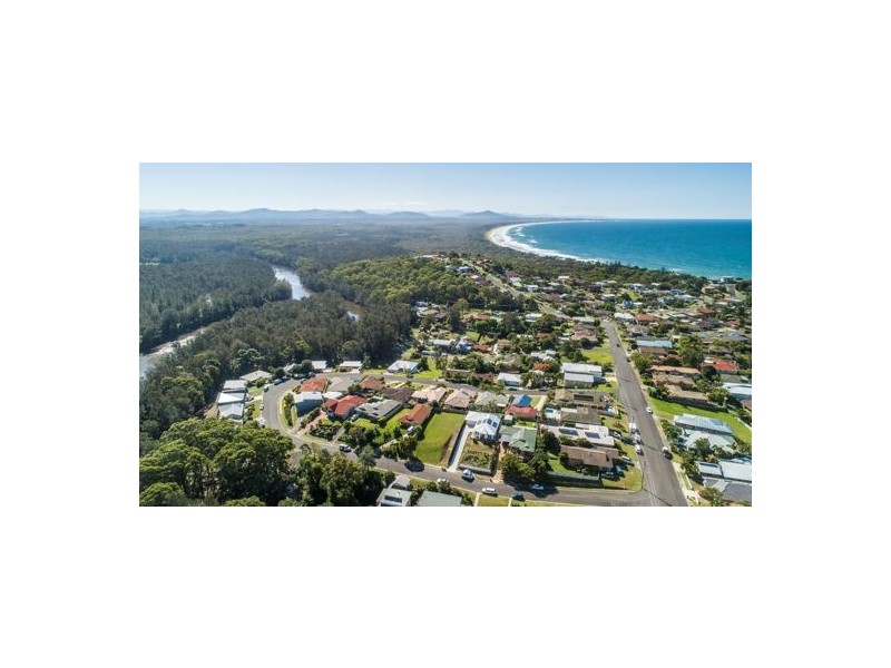 25 River Oak Crescent, Scotts Head NSW 2447