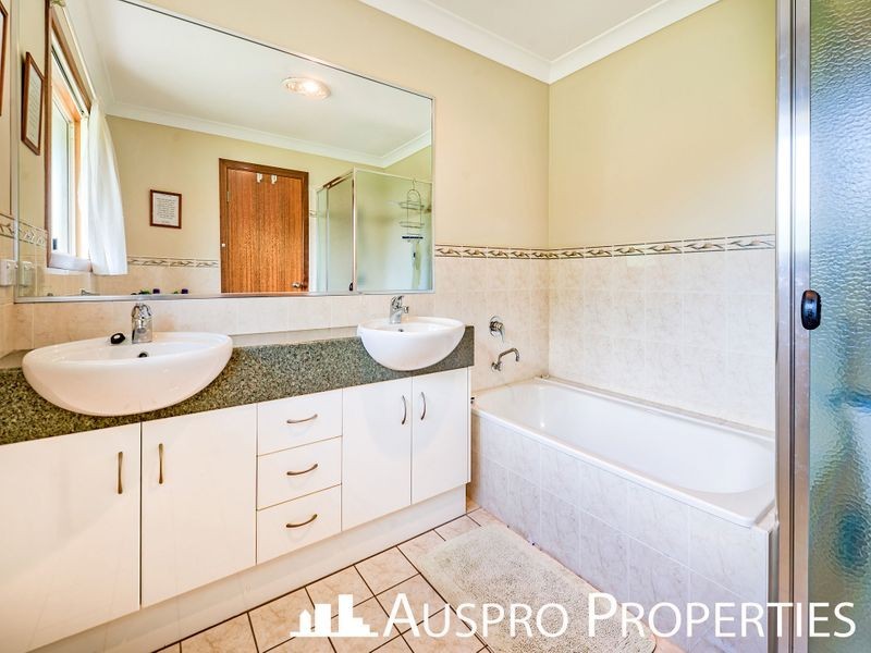 27 Park Ridge Rd, Park Ridge QLD 4125