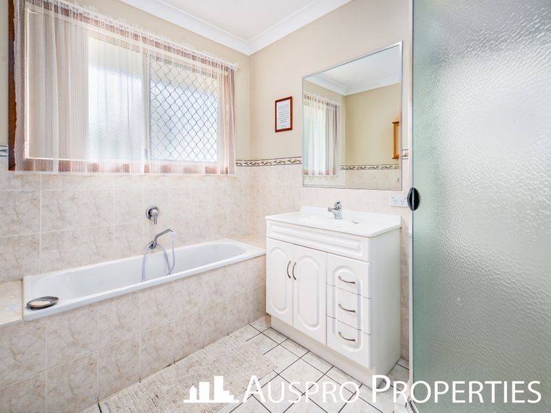 27 Park Ridge Rd, Park Ridge QLD 4125
