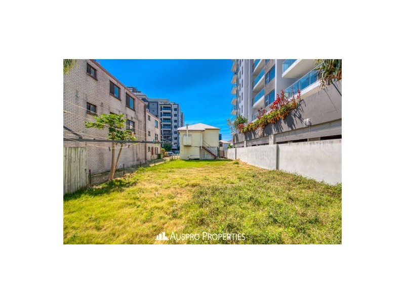 12 Norman St, Southport QLD 4215