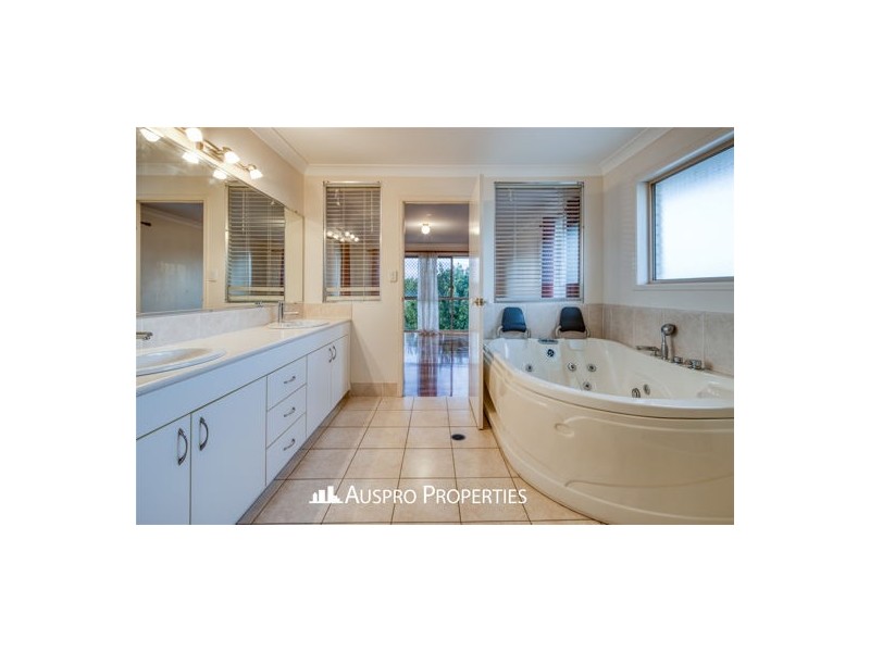 5 Paul Drive, Regents Park QLD 4118