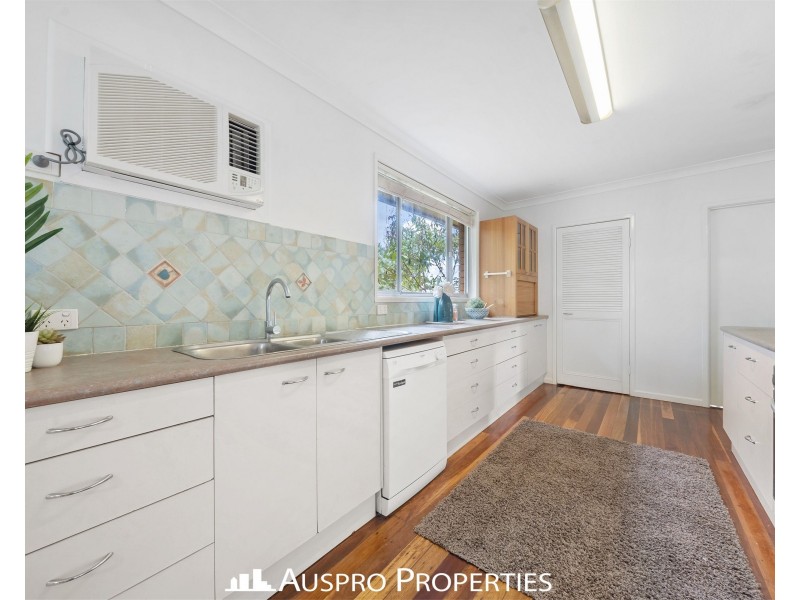 27 Copenhagen St, Wishart QLD 4122
