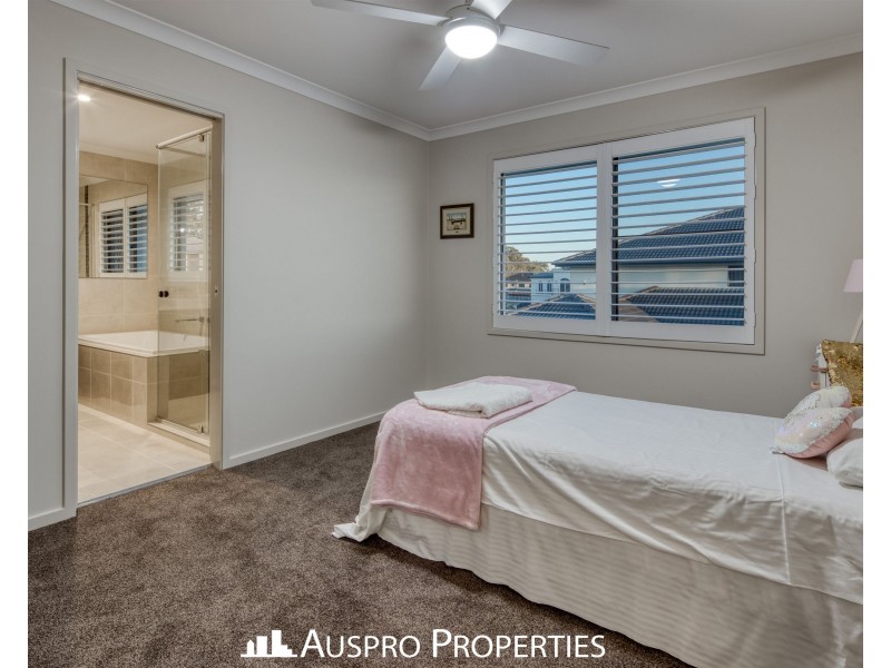 79 Hawthorn Circuit, Stretton QLD 4116