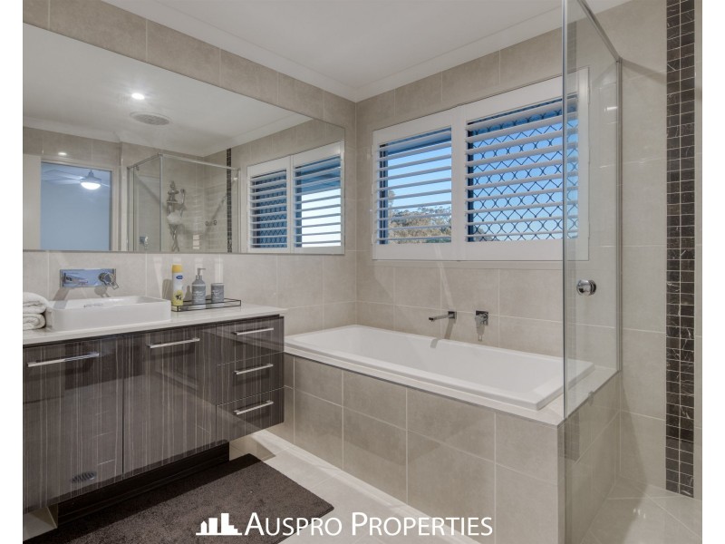 79 Hawthorn Circuit, Stretton QLD 4116