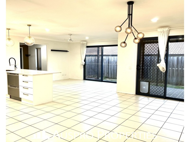 14 Mapelton Cct, Parkinson QLD 4115