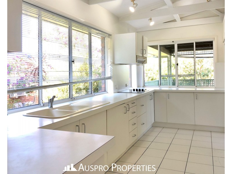 18 Firthshire St, Mansfield QLD 4122
