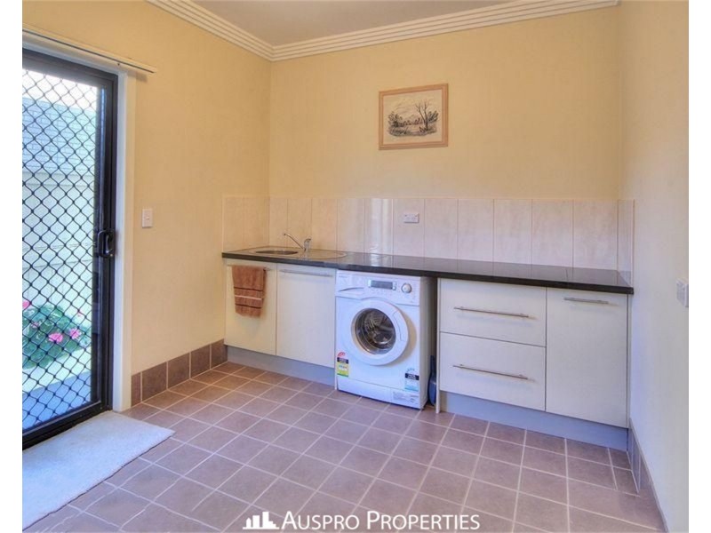 8 Larapinta Circuit, Parkinson QLD 4115