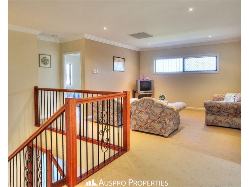 8 Larapinta Circuit, Parkinson QLD 4115