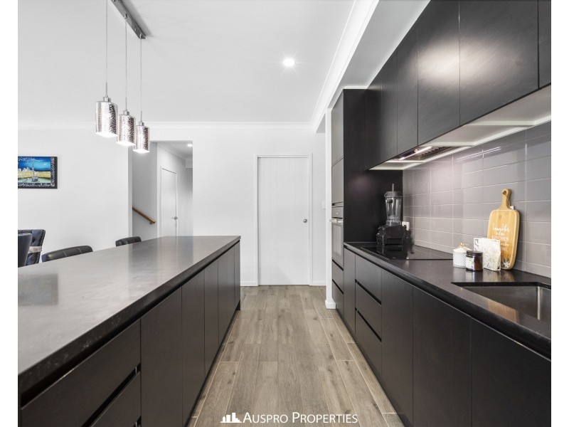 15 Lakeshore Crescent, Willawong QLD 4110