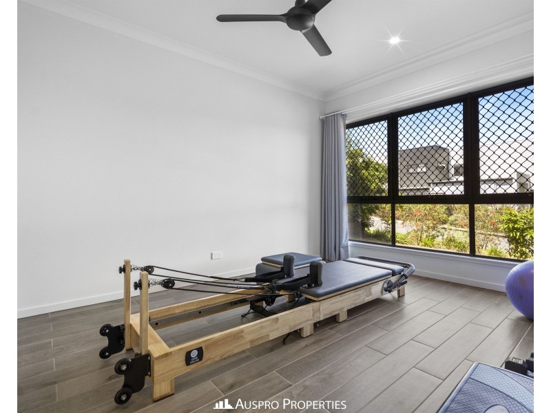 15 Lakeshore Crescent, Willawong QLD 4110