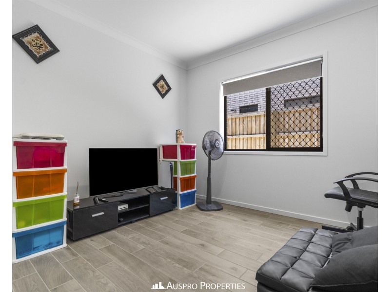 15 Lakeshore Crescent, Willawong QLD 4110