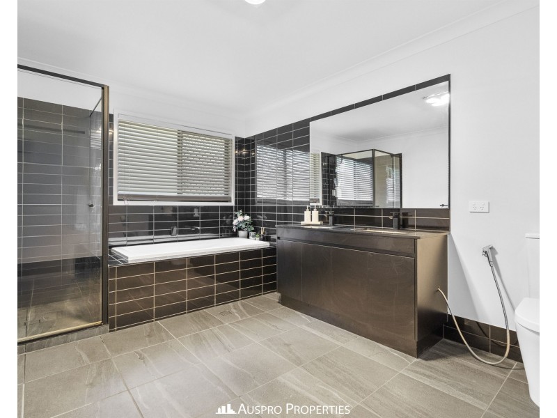 15 Lakeshore Crescent, Willawong QLD 4110