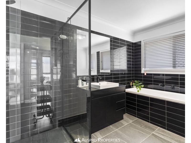 15 Lakeshore Crescent, Willawong QLD 4110