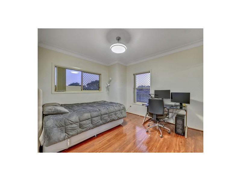 1 Stoddart Court, Carindale QLD 4152