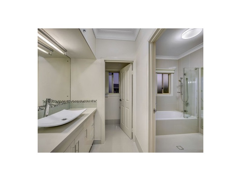 1 Stoddart Court, Carindale QLD 4152