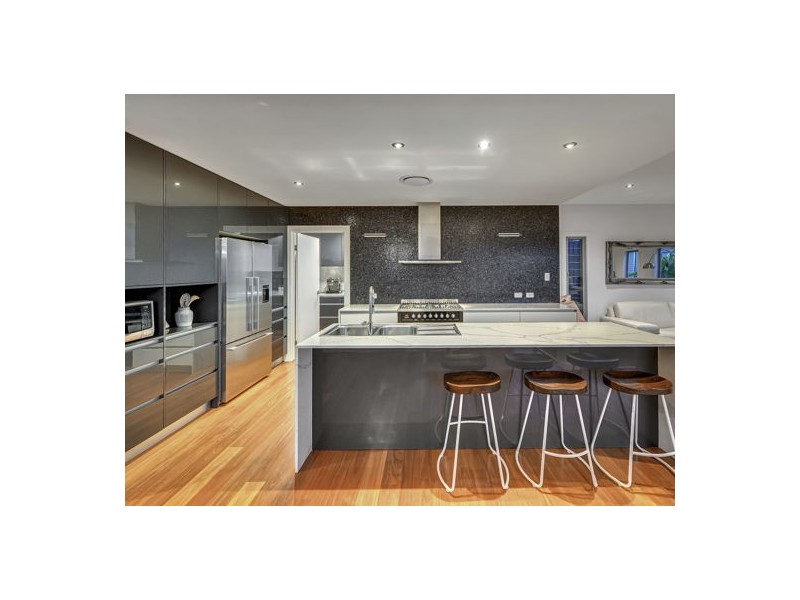 93 Amersham Crescent, Carindale QLD 4152