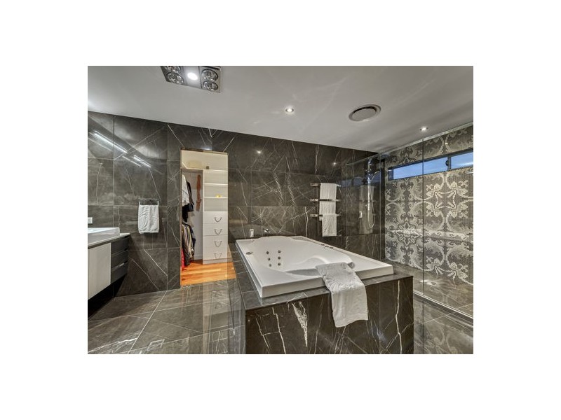 93 Amersham Crescent, Carindale QLD 4152