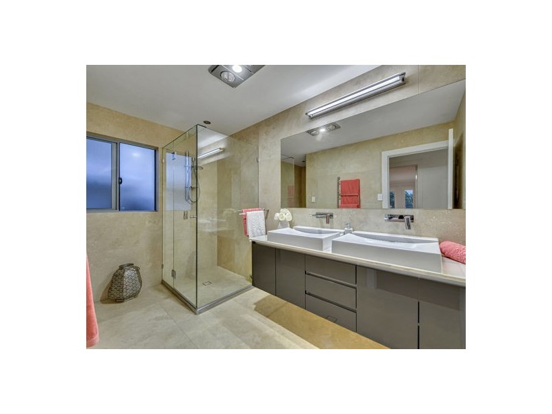 93 Amersham Crescent, Carindale QLD 4152