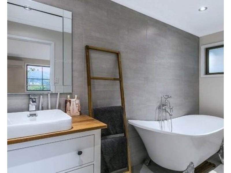 7 Stralock Street, Chapel Hill QLD 4069