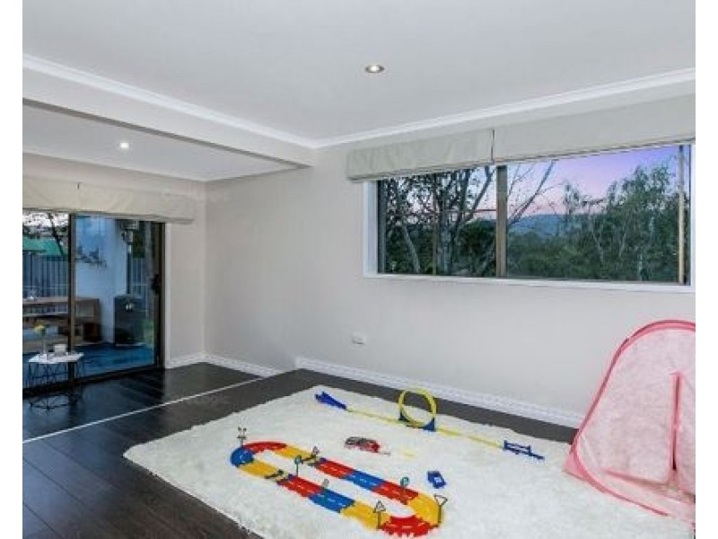 7 Stralock Street, Chapel Hill QLD 4069