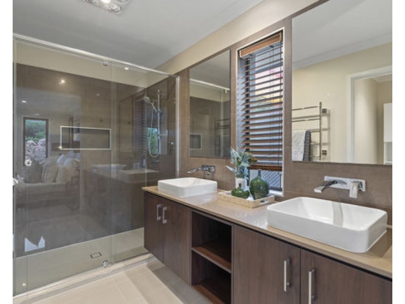 8 Wallaby Parade, Rochedale QLD 4123